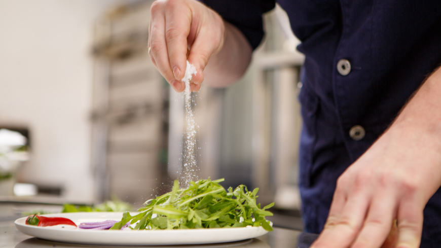 New Yorks hälsostyrelse vill att restaurangerna varnar för att ett stort saltintag kan öka risken för hjärtsjukdomar och stroke. Foto: Shutterstock